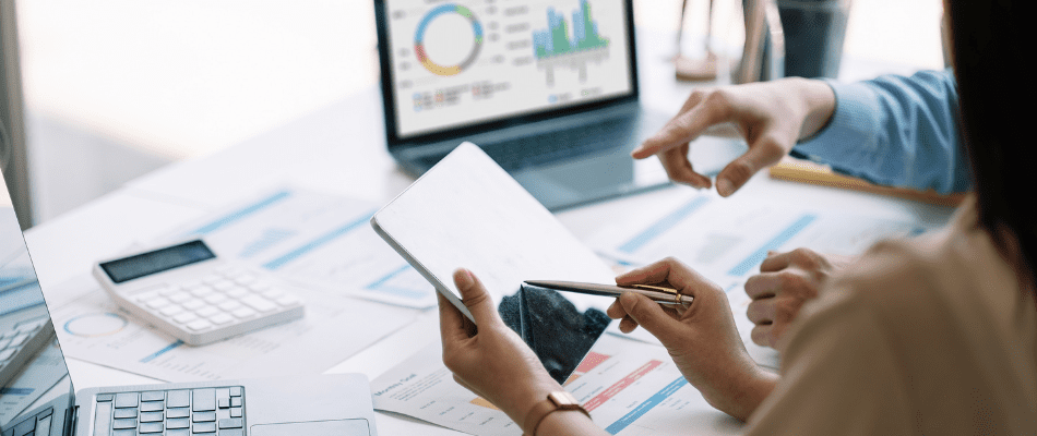 marketers analyzing data to find the best way to combat rising cpcs