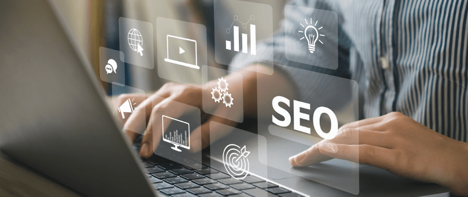 person evaluating SEO snippets on laptop