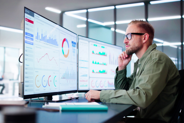 SEO Analyst Using Data Analytics KPI Dashboard